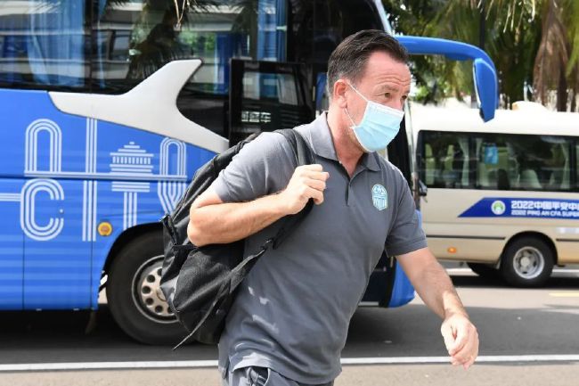 左路定位球开到禁区金玟哉头球摆渡门前凯恩头球破门，拜仁2-0斯图加特。